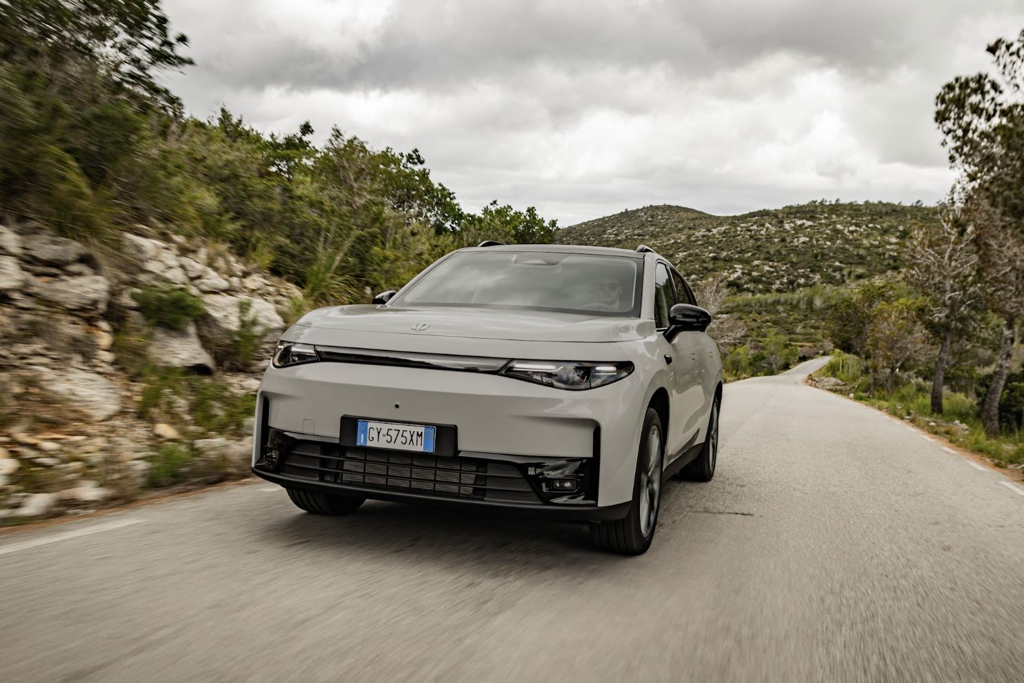 Leapmotor C10 de frente en carretera